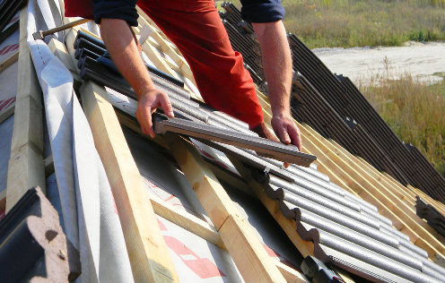 laying roof tile